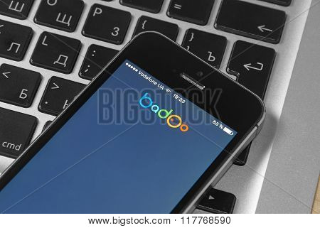 Iphone 5S With Dating Service Badoo On The Screen