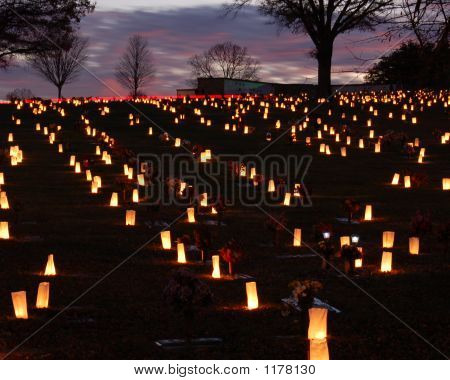 Luminari nel cimitero