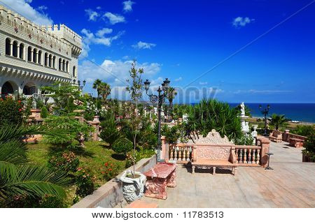 カステッロ フロッタ イオニア海岸近くの丘に位置しています