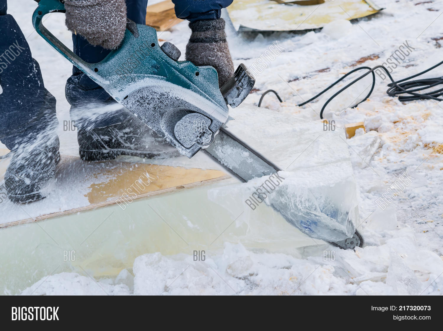 бензопила для льда. заготовке льда бензопил. пилить лед. пиление льда. рубка льда бензопилой.