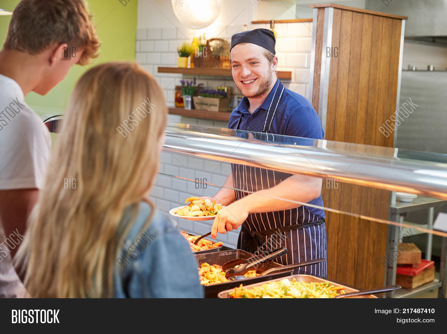 Ресторан с посетителями. Этикет в ресторане. Serving am. Буфет для студентов. Serving am.