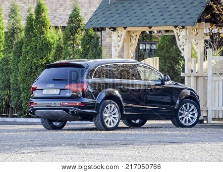 Slavyansk-on-kuban Russia - November 8 2016: Car Black Audi Q7 In The Parking Lot Near The Fence. Ci