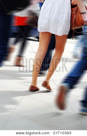 Persone su strada