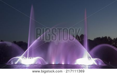 The city of Vinnytsia is a waterfront near the Roshen plant, in the evenings the fountain shows a laser show for residents and guests of the city.