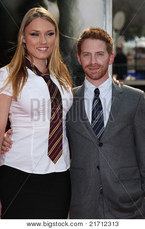 นิวยอร์ก NY - 11 กรกฎาคม: Seth Green (R) และแคลร์เงินช่วยเหลือ (L) มาถึงที่โรงในอเมริกาเหนือของ