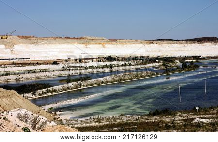 The development of the chalk pit. Maintenance work chalky quarry.