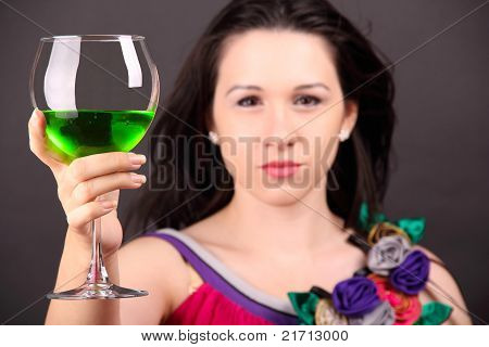 Belle fille dans une élégante partie