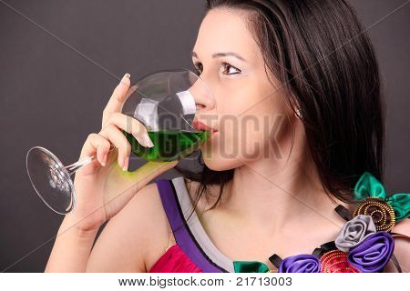 Belle fille dans une élégante partie