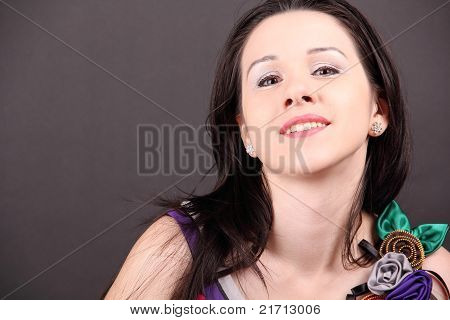 Belle jeune fille souriant