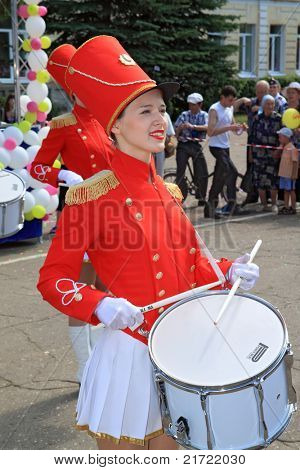 STARAJA RUSSA i Rusland - 9. juli: trommeslager pige på parade på byen dag Staraya Russa på juli 9, 2011