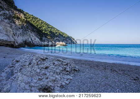 On the beach of Myrtos in Kefalonia we see formations of calcareous stones molded by the force of the sea to transform them into dust