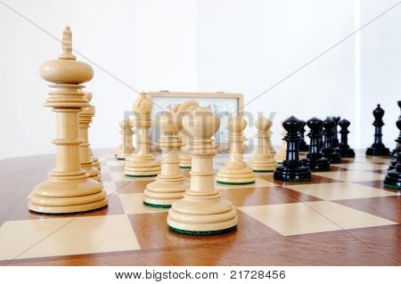 Schachfiguren auf Holz Brett