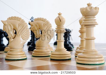 Schachfiguren auf Holz Brett