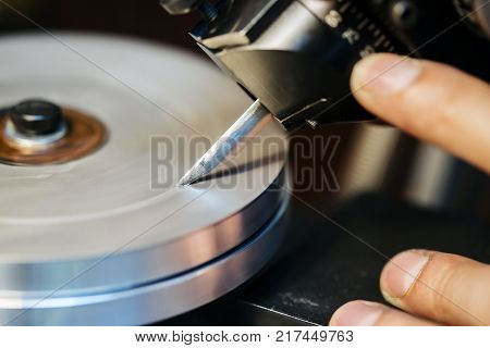 Precise sharpening of jewelers tools with whet