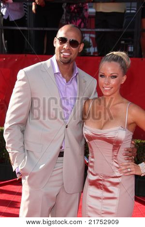 LOS ANGELES - Temmuz 13: Hank Bassett, Kendra WIlkinson 2011 ESPY Ödülleri Nokia Thea, gelen