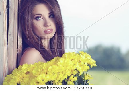 Flores de amarillo de la explotación de mujer. otdoor sesión