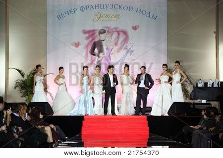 Moskva - 14. februar: Modeller slid bryllup kjole står på scenen i aften af fransk mode i je