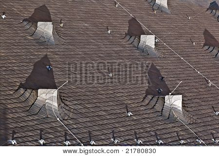 Skifer tag i en kirke i den gamle historiske bydel i Oberursel, Tyskland.