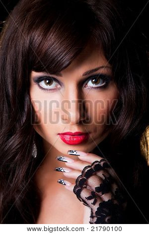 Bella ragazza bruna con fine art manicure pizzo nero