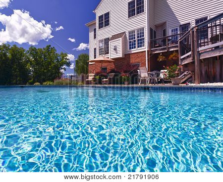 Hinterhof-Schwimmbad und Terrasse