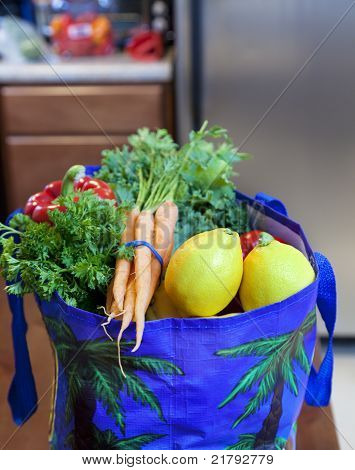 Produits frais dans un sac d'épicerie
