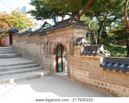 Surrounding wall and gate at the Deoksugung Palace. Deoksugung is a palace located in the center of Seoul South Korea.
