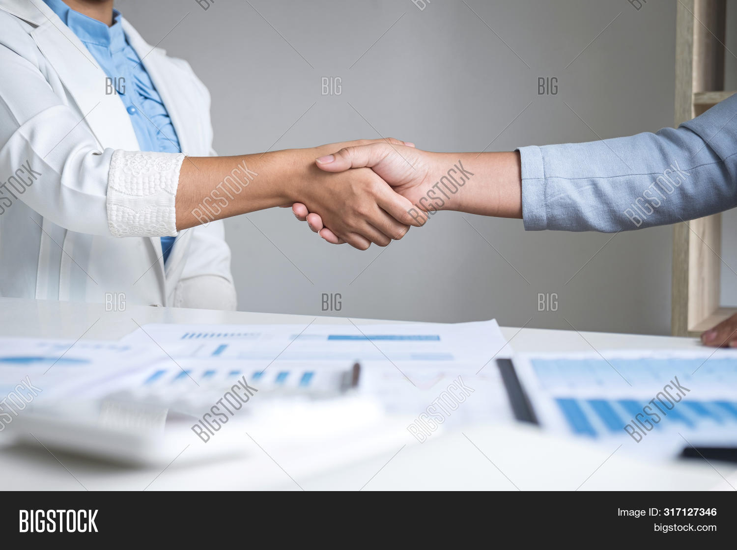Finishing handshake. Finishing up. конклюдентные действия картинки. Finishing up. The great partnership.