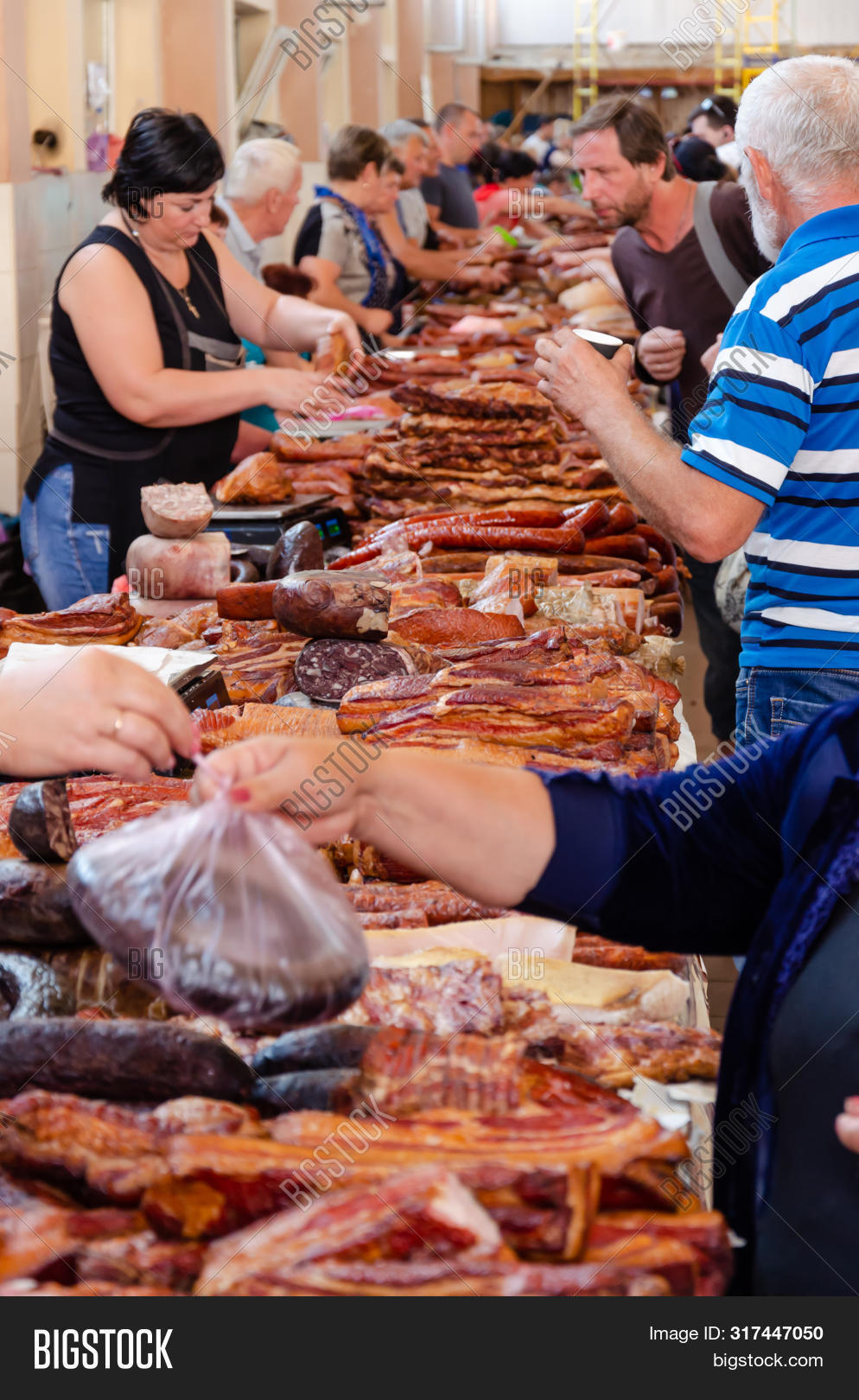 рынок привоз одесса. колбасы на привозе в одессе. колбасный рынок. колбасный привоз. мясо и колбаса на привозе.