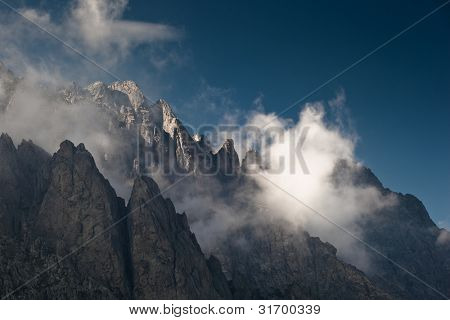 Vista alpino de cumbres en el valle de la Restonica, Córcega, Francia