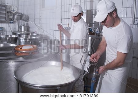 Kim Mozzarella hazırlamak dairymen