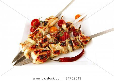 frisk grillet kylling shish kebab på hvidt fad