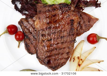 肉料理： 2 つのグリル ステーキ唐辛子と赤ピーマン、緑レタス サラダ、分離料理 ov