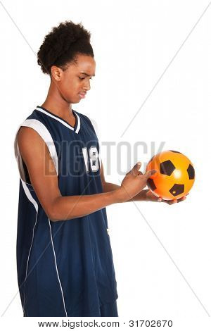 schwarze Basketballspieler mit Fußball
