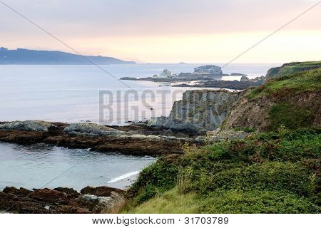 Foto della costa galiziana con la bassa marea