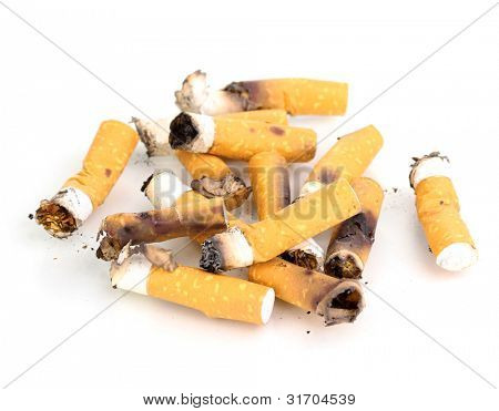 Isolateed de bitucas de cigarro no branco