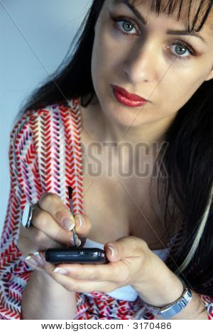 Junge Frau mit ihrem PocketPC