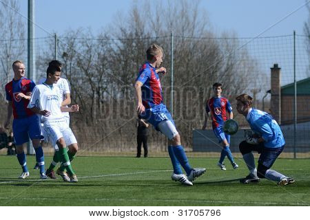 KAPOSVAR, Ungheria - 17 marzo: Edvard Rusak (R) in azione presso la unde campionato nazionale ungherese