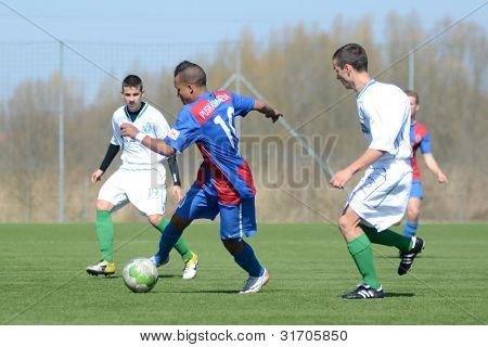 KAPOSVÁR, Maďarsko - 17. března: Reis Teixeira (modrá 10) v akci na Maďarské národní Championsh