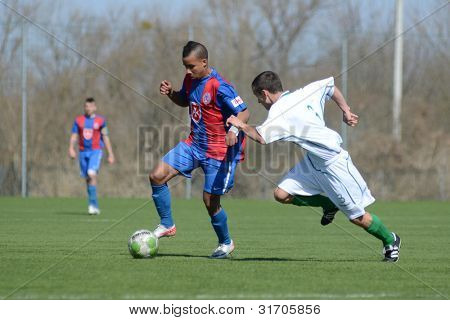 KAPOSVÁR, Maďarsko - 17. března: Reis Teixeira (modrá 10) v akci na Maďarské národní Championsh