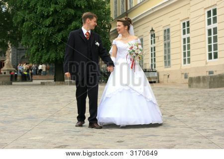 คู่บ่าวสาวออกสำหรับการเดินเล่น