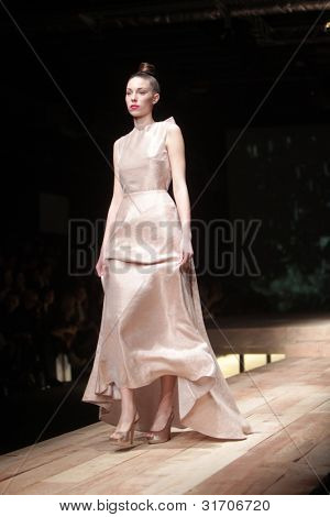 ซาเกร็บ โครเอเชีย - 22 มีนาคม: แบบแฟชั่นเสื้อผ้าเสื้อผ้าทำ โดย Sonja Lamut 