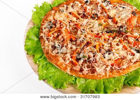 pizza med ett salladsblad på en vit bakgrund