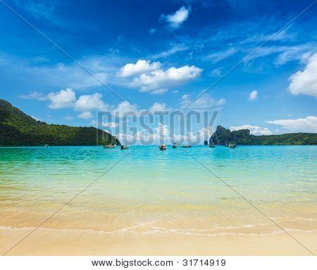 Długi ogon łodzi w zatoce. Wyspy Phi Phi, Krabi town, Tajlandia