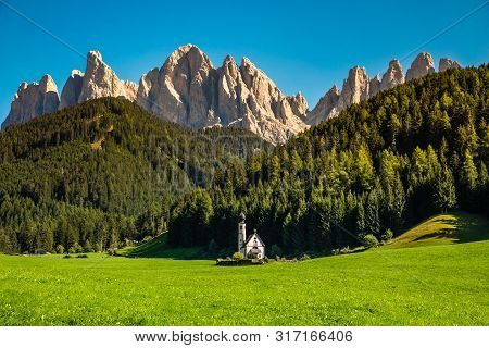 Church Of St. John Of Nepomuk And Geisler (odle) Dolomites Peaks - Santa Maddalena, Val Di Funes, Ty