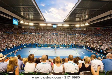 MELBOURNE - 29 stycznia: Rod Laver arena podczas epickich 2012 Australian Open końcowego pomiędzy Novales Djo