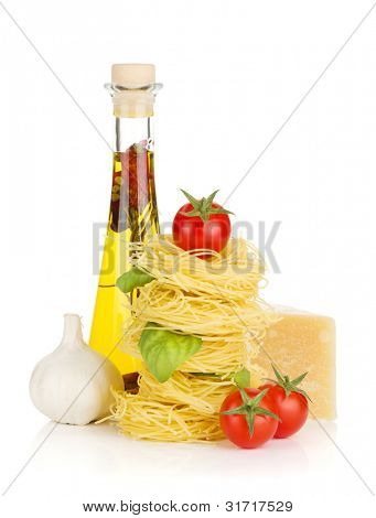 Pasta, tomater, basilikum, olivenolie, hvidløg og parmesan ost. Isoleret på hvid baggrund