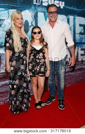 LOS ANGELES - AUG 12: Tori Spelling, Stella McDermott, Dean McDermott at the Premiere Of SyFy's 