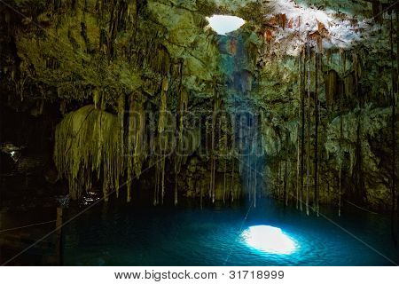 Cenote Dzitnup nær Valladolid, Mexico