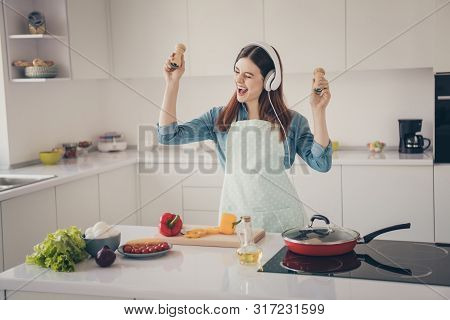 Photo Of Wife Prepare Family Dinner Overjoyed Earflaps Playlist Hold Hands Spices Containers Playing