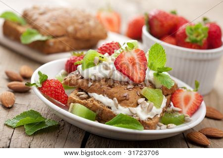 pane con ricotta e frutti di bosco
